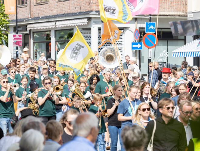 Dette er et bilde av paraden på åpningsdagen til Kongsberg Jazzfestival
