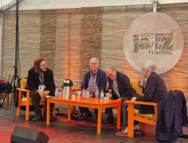 Bilde av Phil Minton i samtale med Hver dag starter med Jazzprat fra scenen, der festivalaktuelle artister og andre festivalfolk intervjues av herrene Audun Vinger og Filip Roshauw.