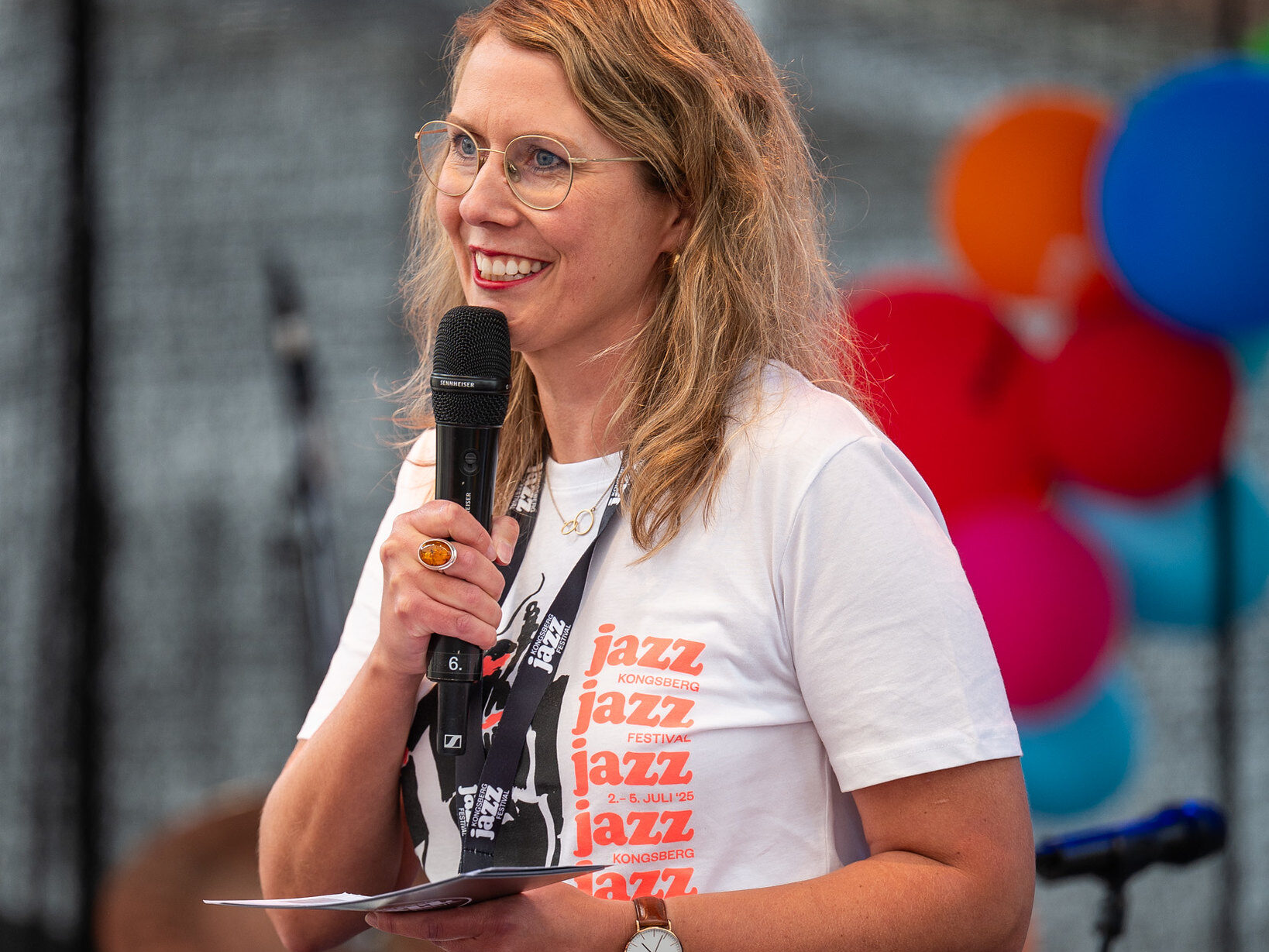 Bilde av festivalsjef Ragnhild Menes som åpner Kongsberg Jszzfestival 2025.