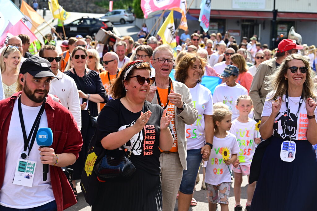 Bilde av åpningsparaden til Kongsberg Jazzfestival med Else Kåss Furuseth som festivalåpner.