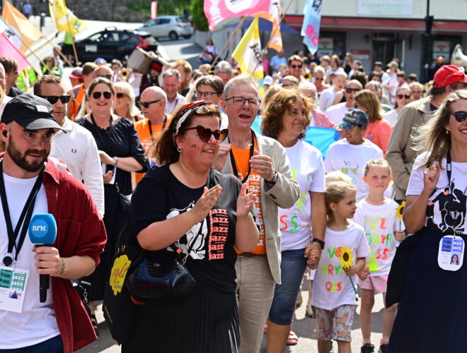 Bilde av åpningsparaden Kongsberg Jazzfestival 2025 med Else Kåss Furuseth som festivalåpner