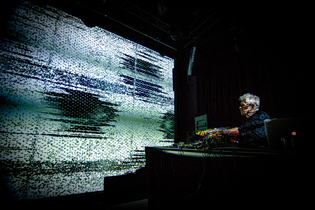 Bilde av videokunstner Kjell Bjørgeengen, Fear of the Object, Kongsberg Jazzfestival 