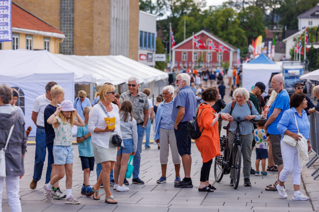 Bilde av folkeliv i Kongsberg sentrum under Kongsberg Jazzfestival