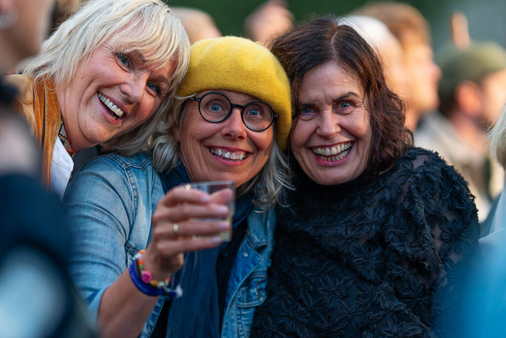 Bilde av tre bilde damer som koser seg på Kongsberg Jazzfestival