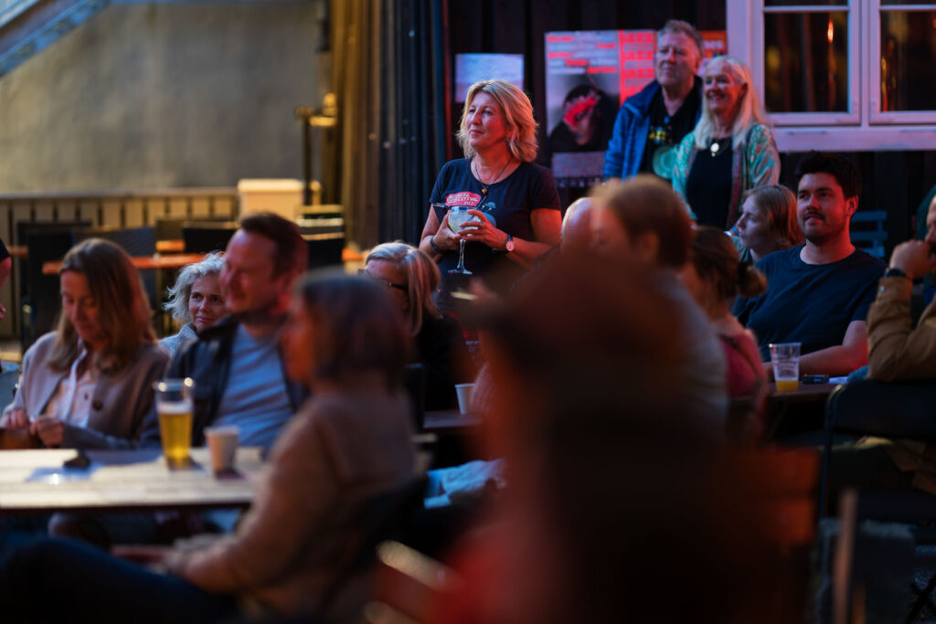 Bilde av stemning i bakgården på Christians kjeller under Kongsberg Jazzfestival