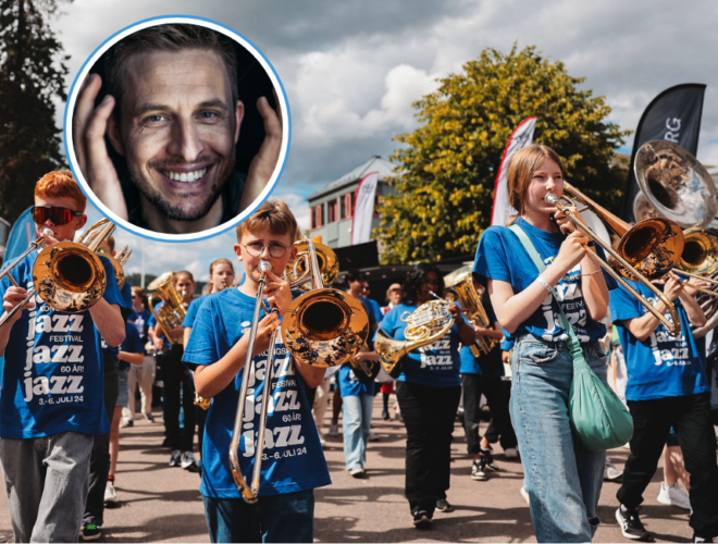 Bilde av åpningsparaden med paradeband og Anders Danielsen Lie