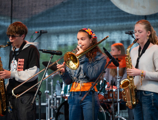 Bilde av Ungdommens improorkester i Festivalgata, kongsberg Jazzfestival
